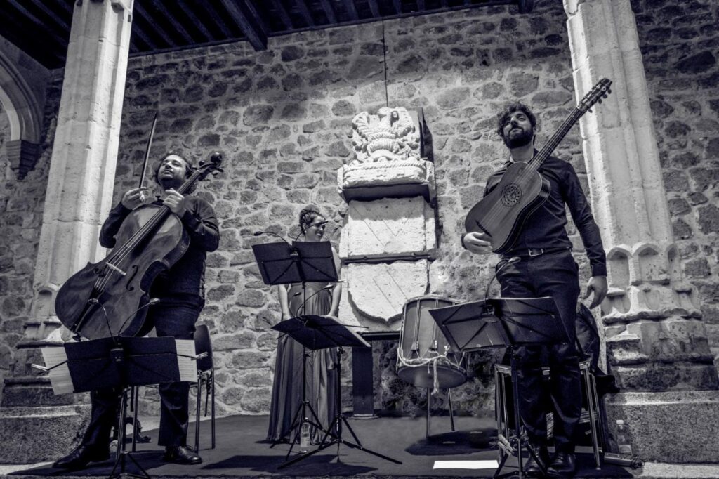 Músicos actuando en un concierto medieval en iglesia