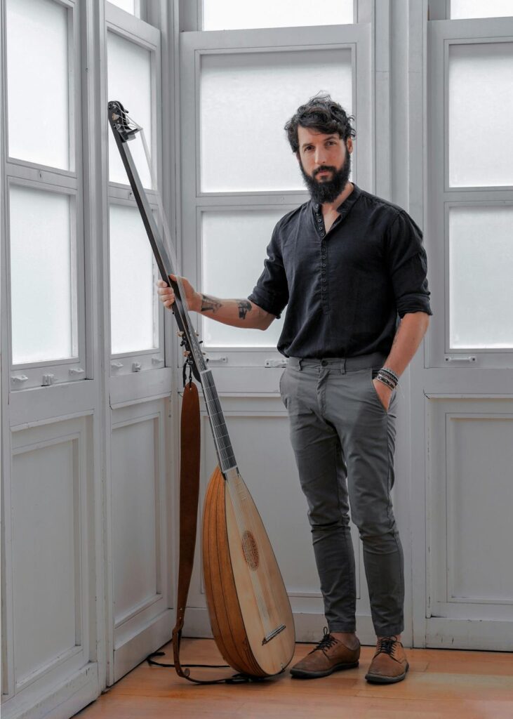 Hombre con beard junto a instrumento musical.