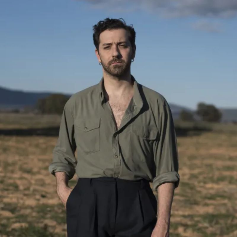 Hombre de pie en campo abierto