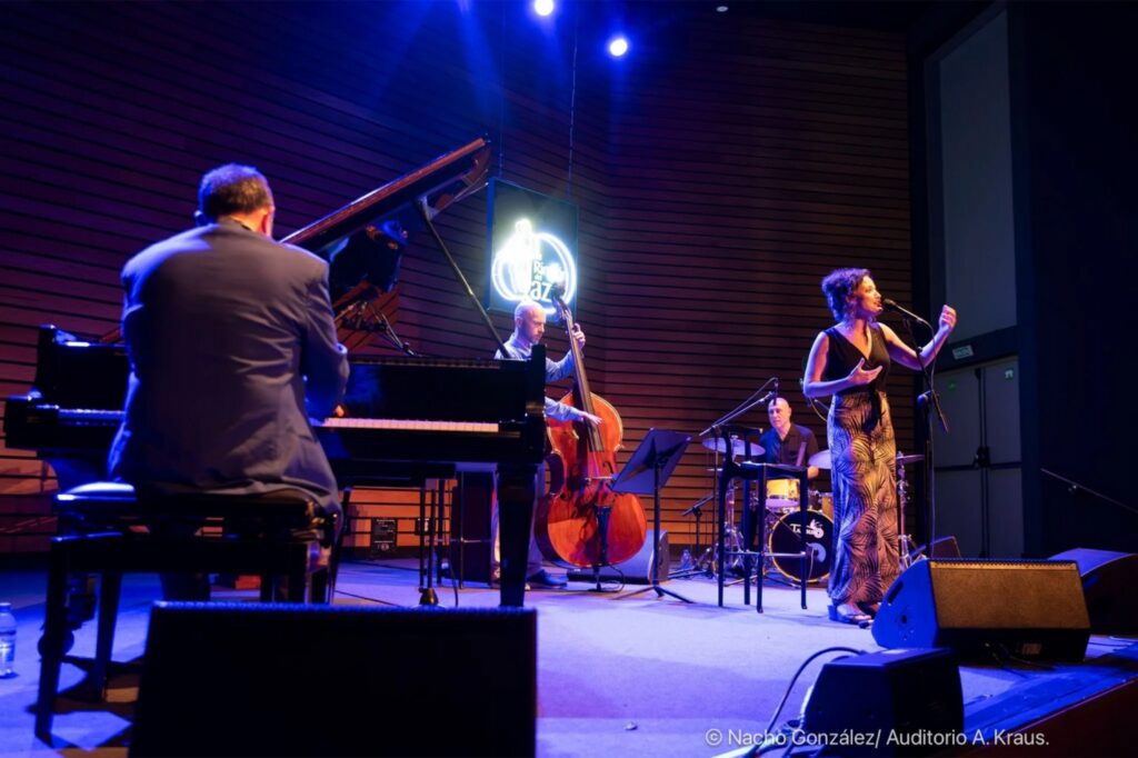 Concierto de jazz en vivo con banda y cantante.