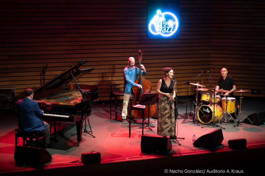 Concierto de jazz en vivo con banda completa.
