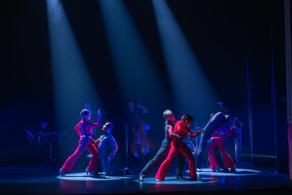 Espectáculo de baile flamenco en el escenario.