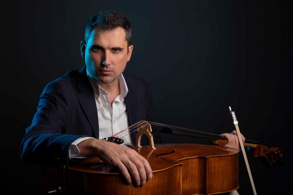 Músico con chaqueta tocando violonchelo