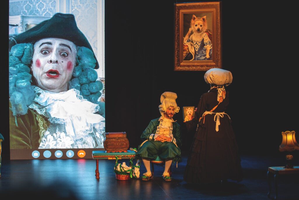 Escena teatral con personajes históricos y retrato canino.
