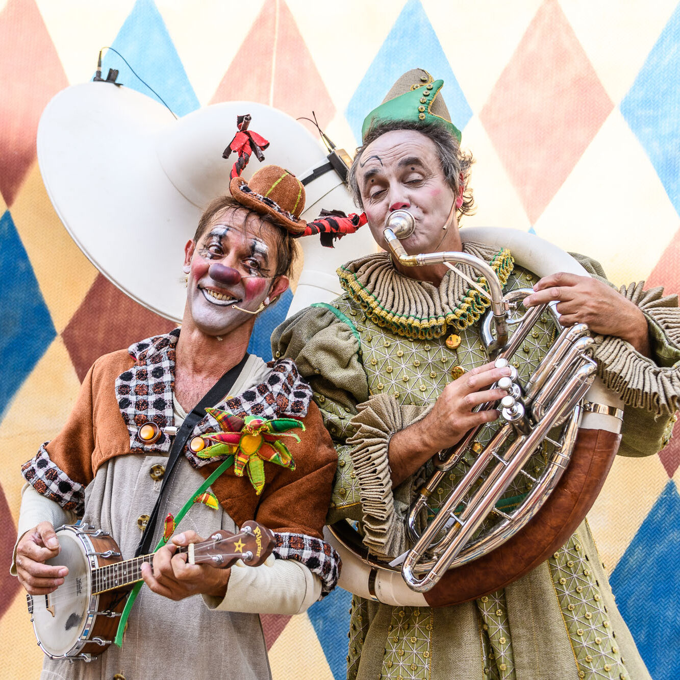 Payasos tocando instrumentos musicales en el circo