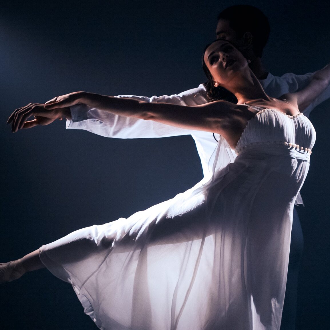 Pareja bailando ballet con expresión artística.