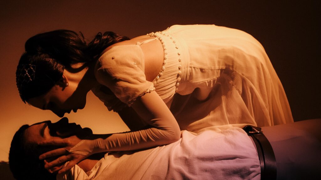 Pareja romántica en escena teatral iluminada