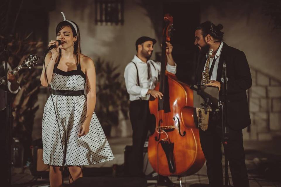 Grupo musical tocando en una actuación en vivo.