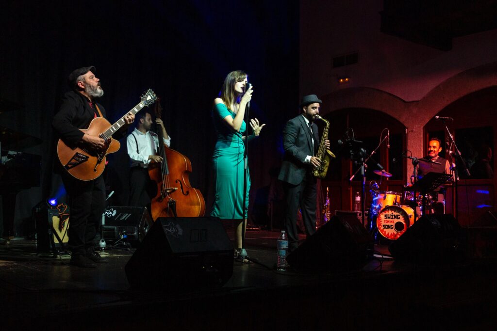 Banda de jazz actuando en escenario iluminado