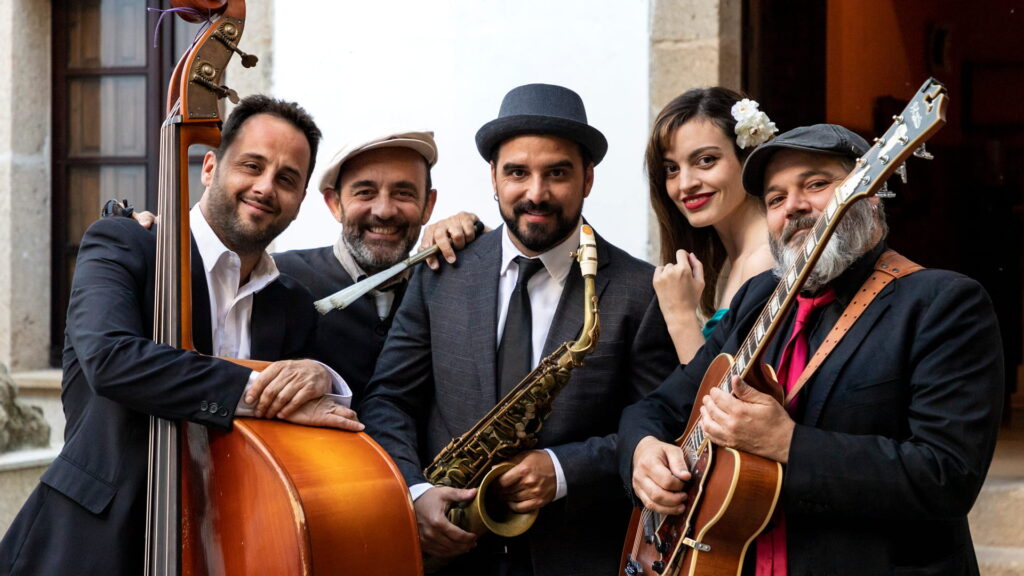 Banda de jazz sonriendo con sus instrumentos musicales.