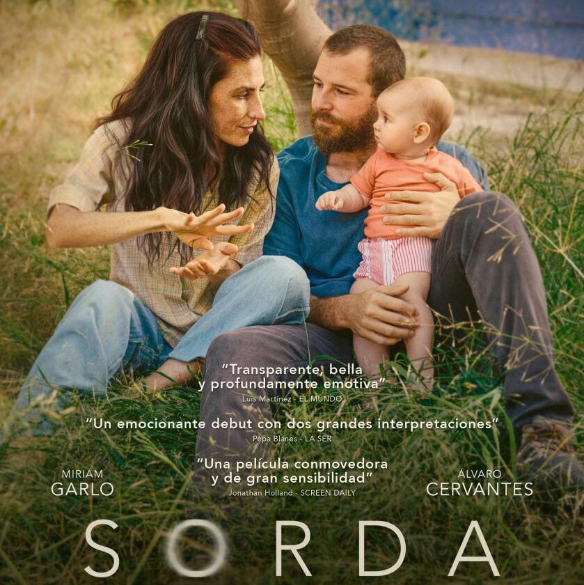 Cartel de la película Sorda con familia en jardín.