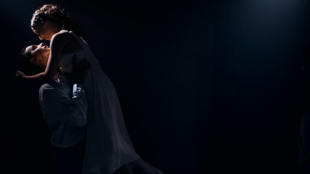 Pareja bailando en fondo oscuro