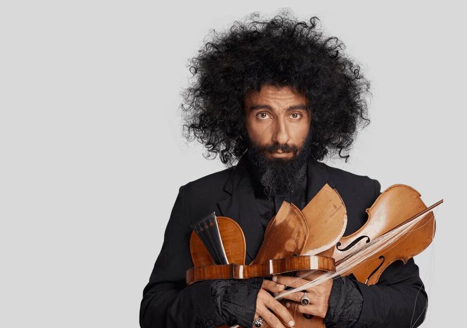 Persona con violines, cabello rizado, fondo gris.