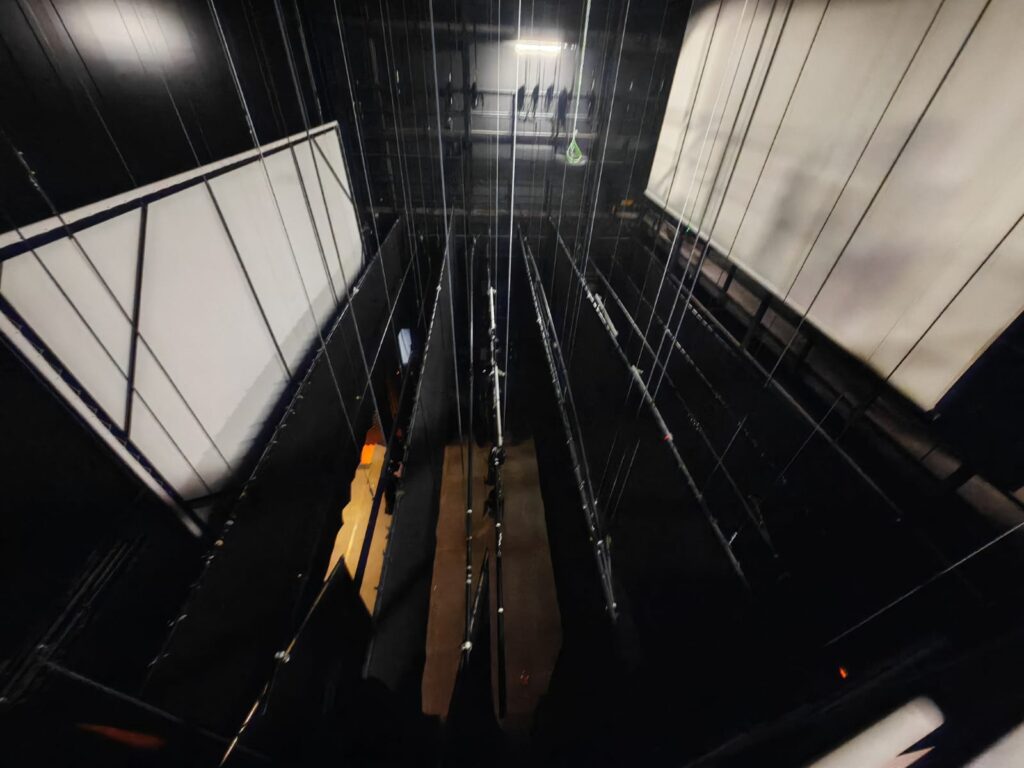 Vista de tramoyas en un teatro desde arriba.