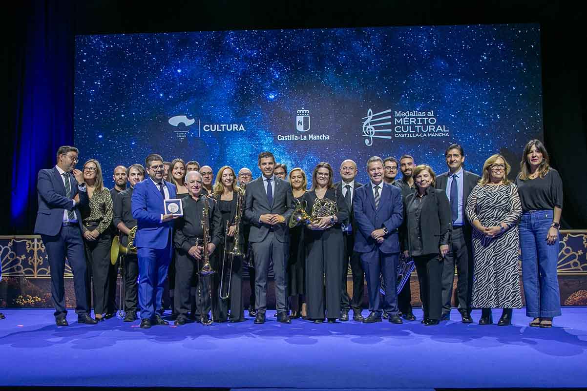 Grupo recibiendo Medallas al Mérito Cultural