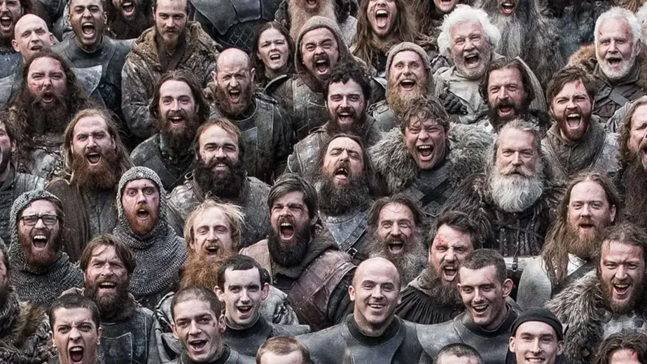 Grupo de personas gritando con expresiones emocionadas.