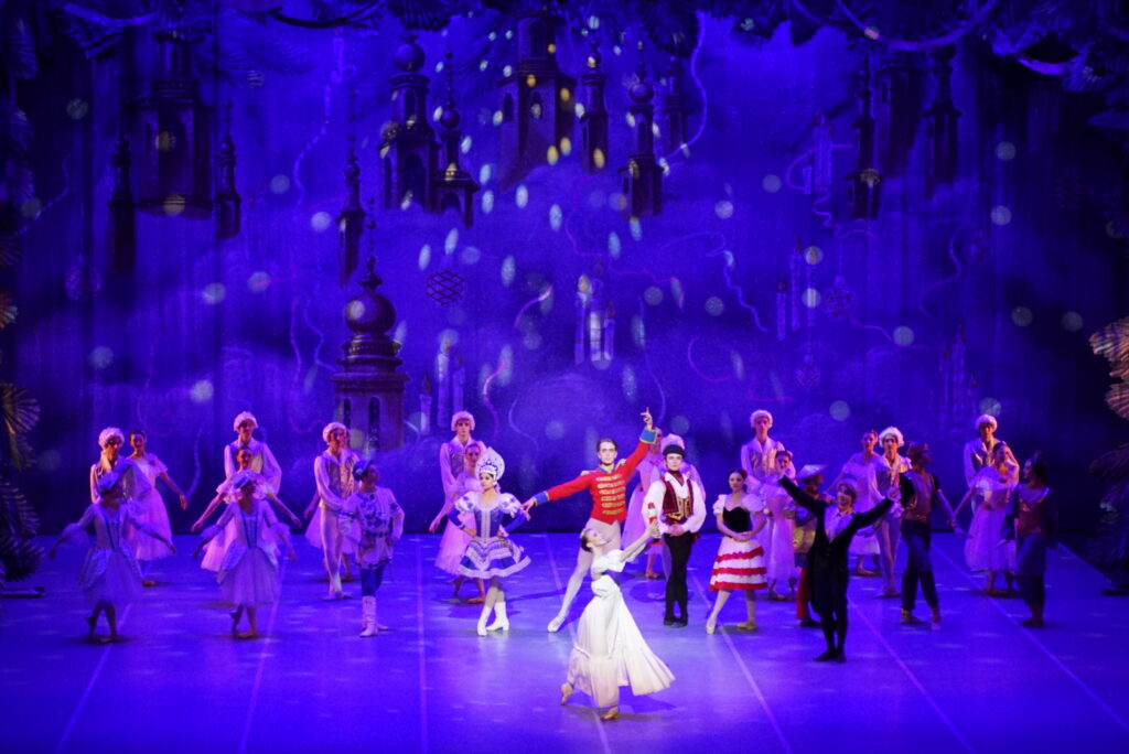 Bailarines actuando en un escenario iluminado