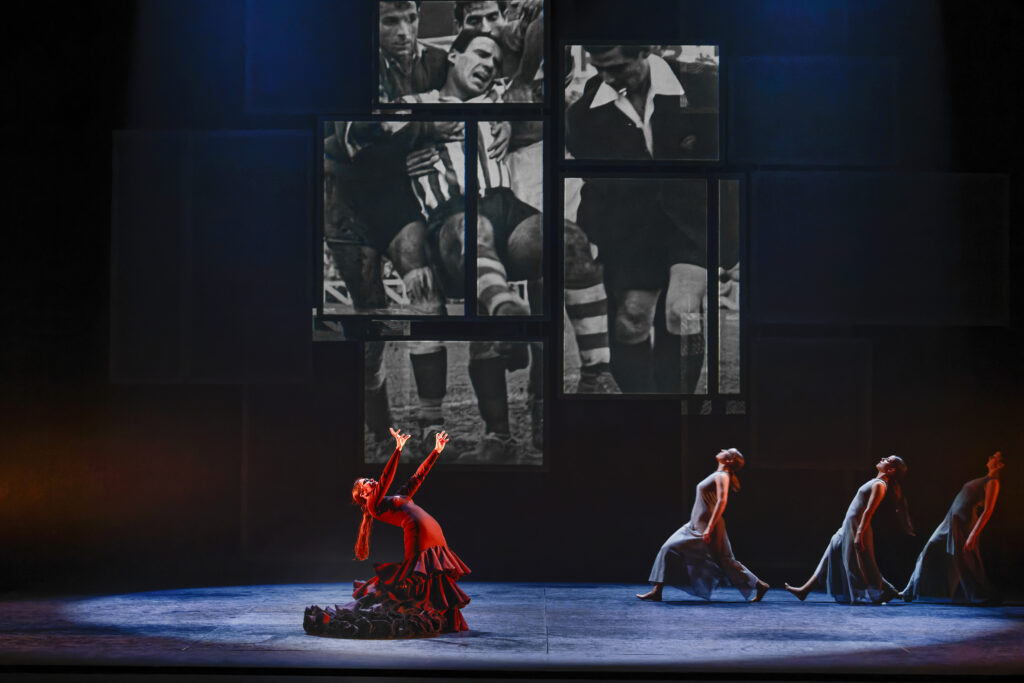 Danza contemporánea bajo proyecciones de fotos antiguas de fútbol.