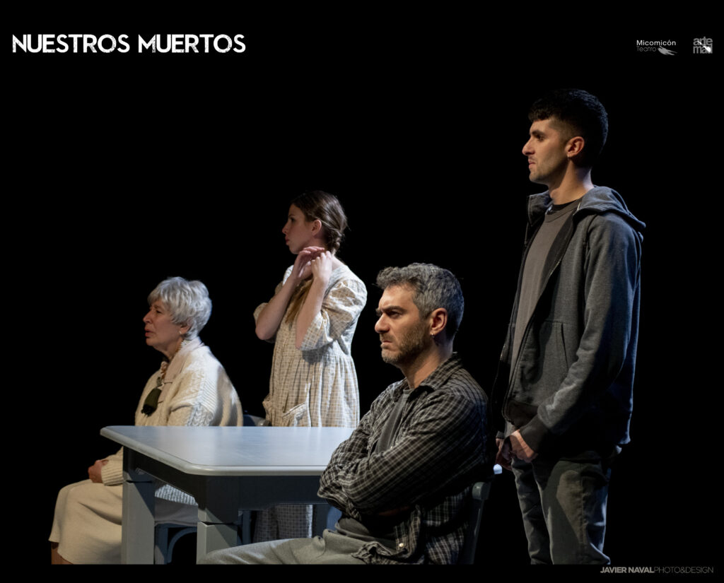 Actores representando escena en obra teatral 'Nuestros Muertos'.