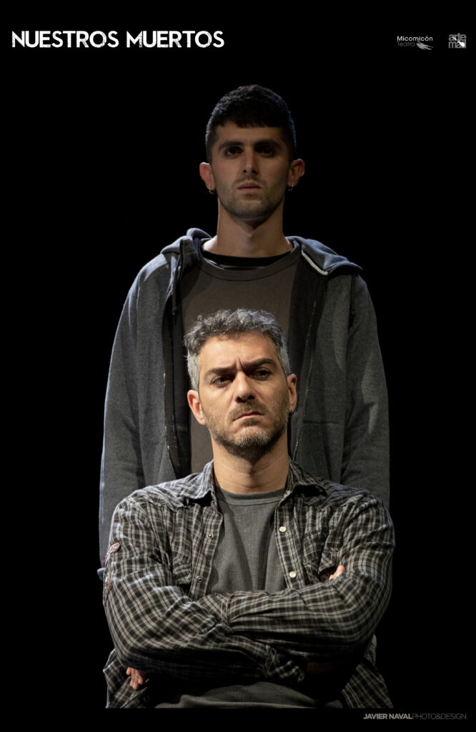 Dos hombres serios en fondo negro.