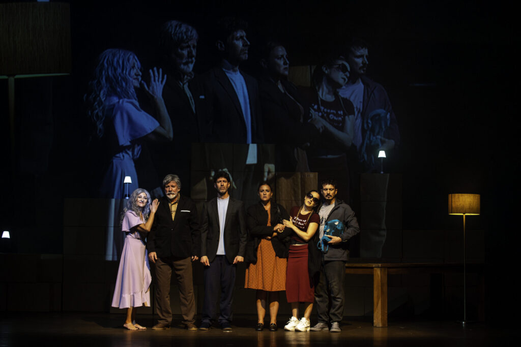 Actores en el escenario durante una obra de teatro.