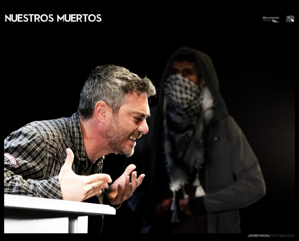 Hombre actuando en escena teatral intensa.