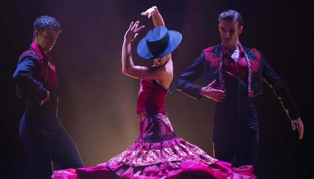 Baile flamenco con traje tradicional rojo y negro.