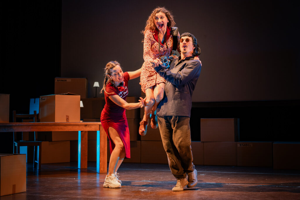 Actores en escena levantando a una mujer alegre