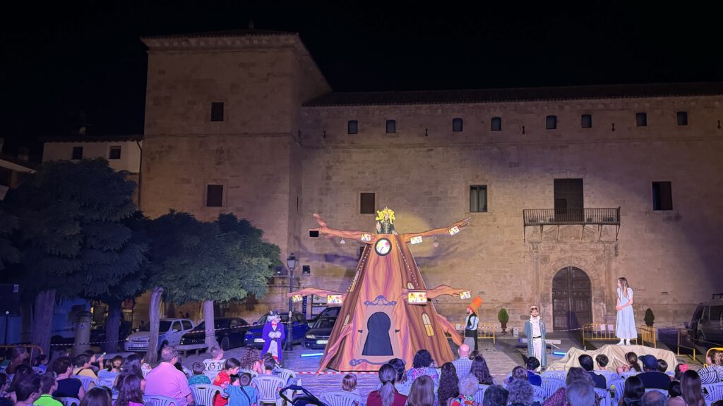 Evento teatral nocturno al aire libre en la plaza