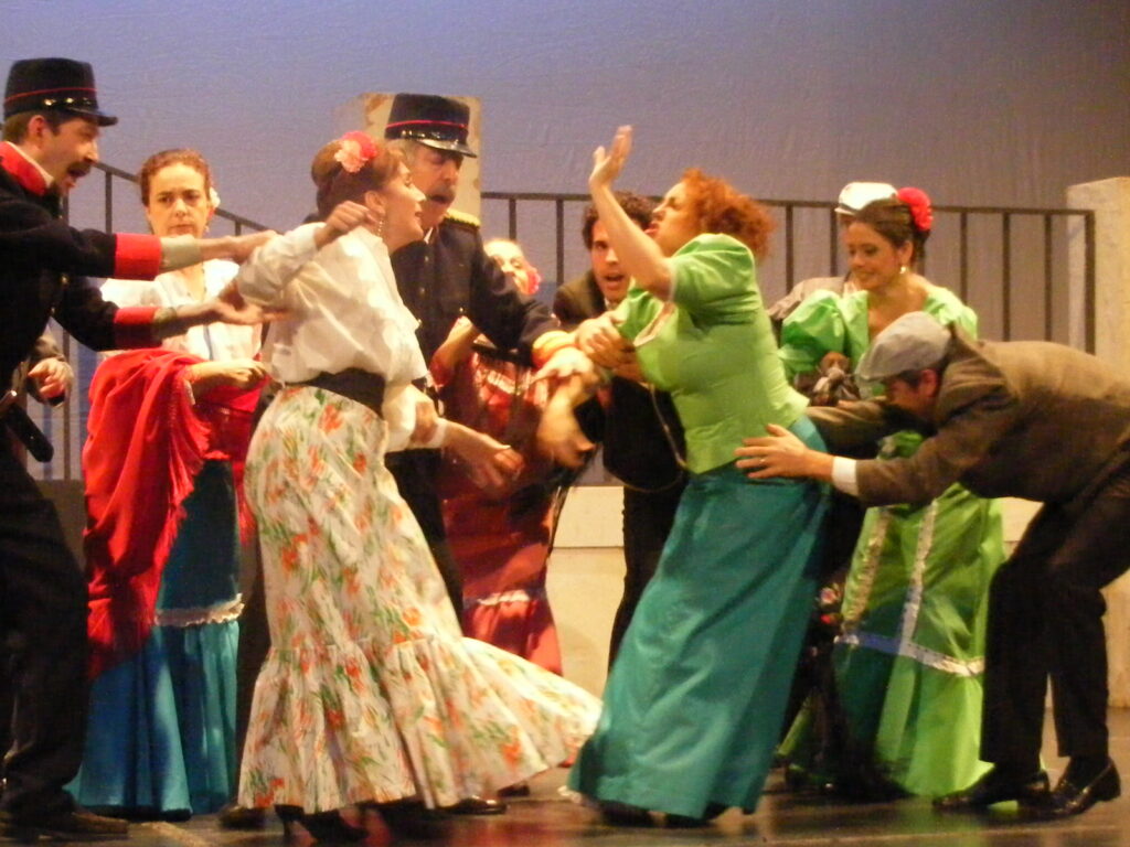 Actores en escena disfrazados en una obra teatral.