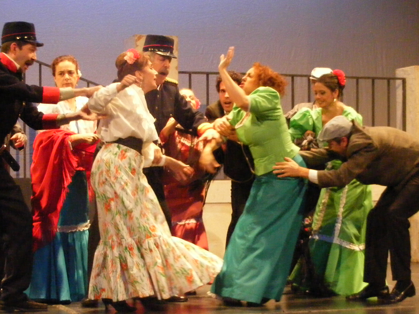 Actores en escena disfrazados en una obra teatral.