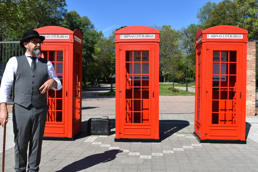 Cabinas literarias rojas en parque