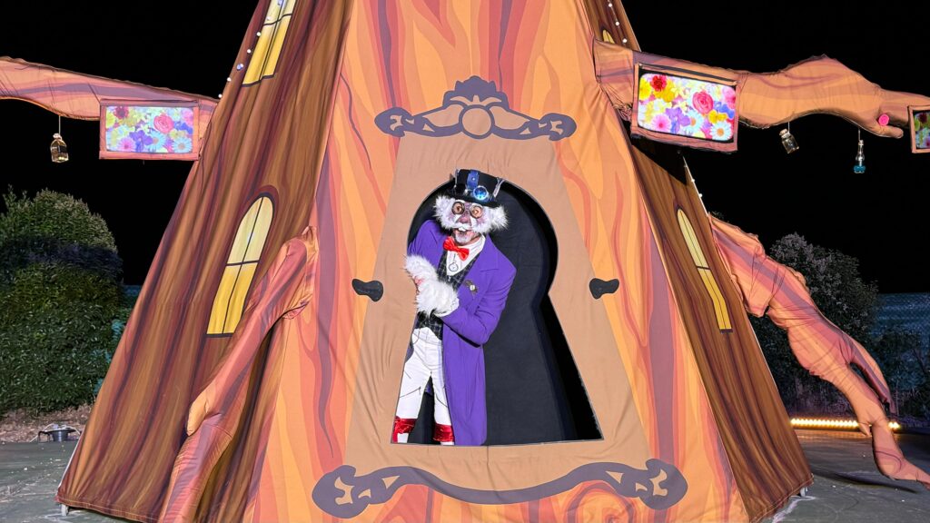 Actor disfrazado en casa de árbol decorada