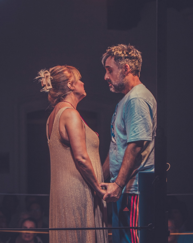 Pareja de pie en escenario