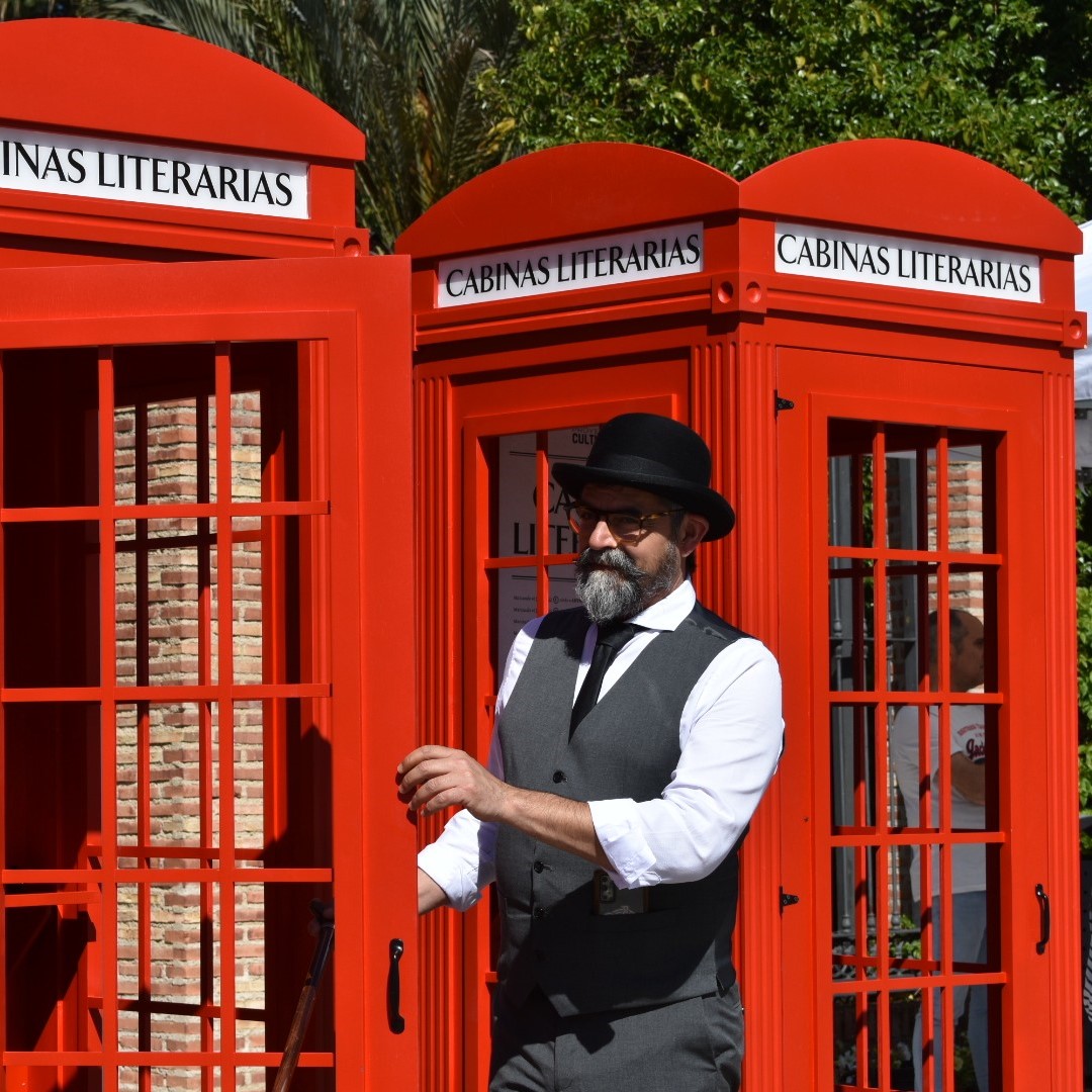 Hombre saliendo de cabina literaria roja