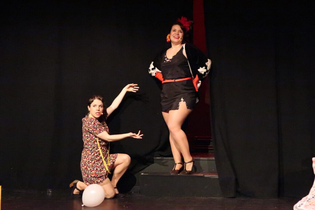 Dos mujeres actuando en un escenario teatral