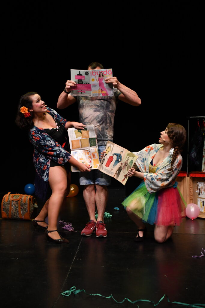 Tres personas leyendo revistas en escena teatral alegre.