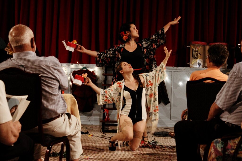 Actuación teatral con público y tazas de té