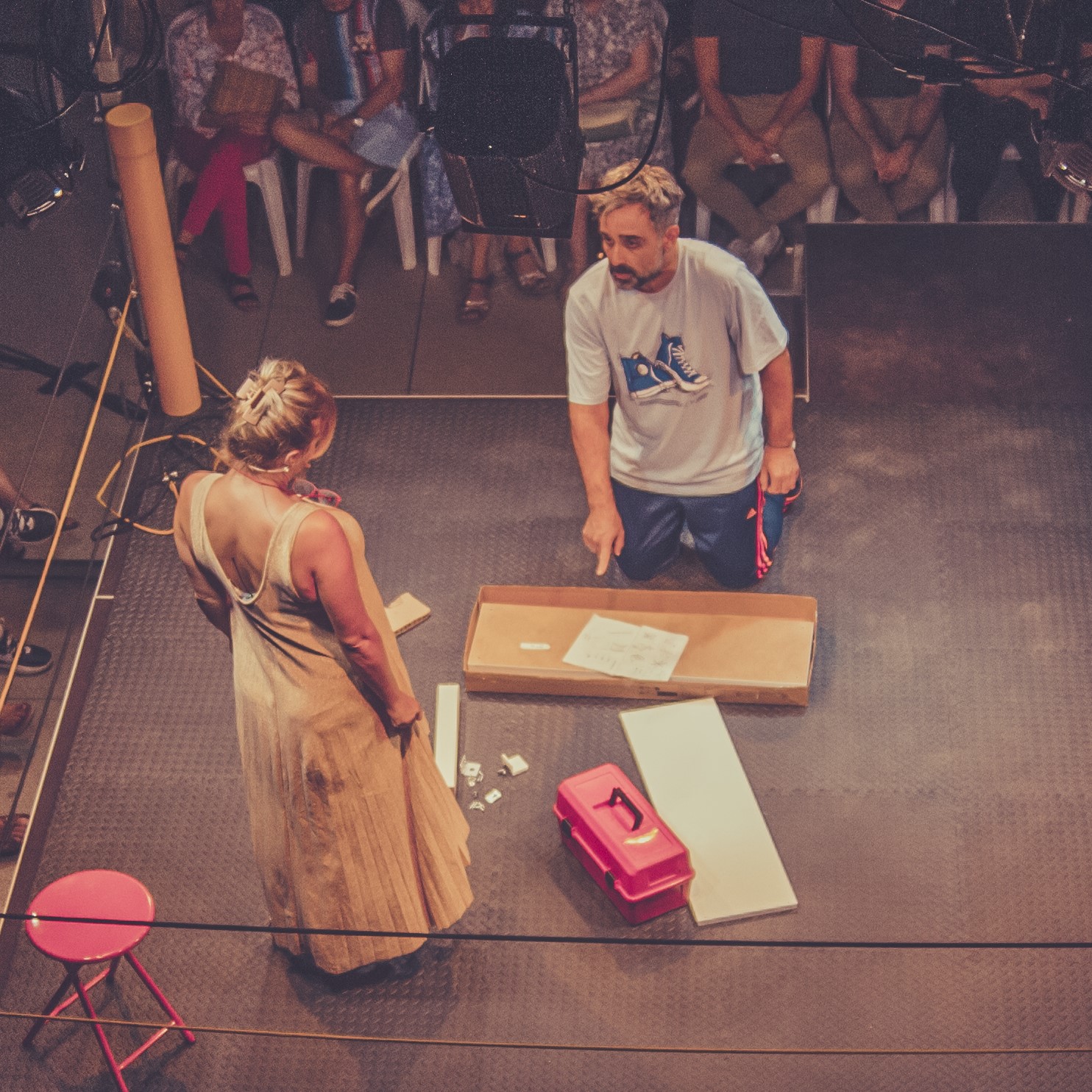 Hombre y mujer armando mueble en escenario