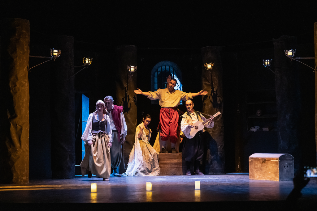 Actores en escena teatral con vestuario histórico.