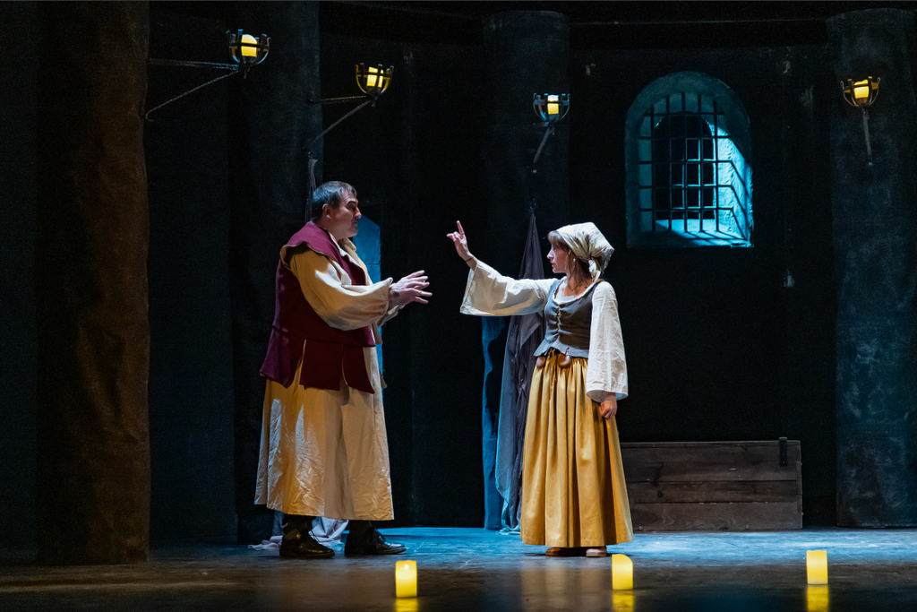 Actores en escena teatral iluminada