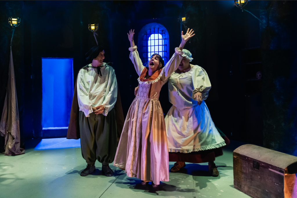 Actuación teatral con tres actores emocionados