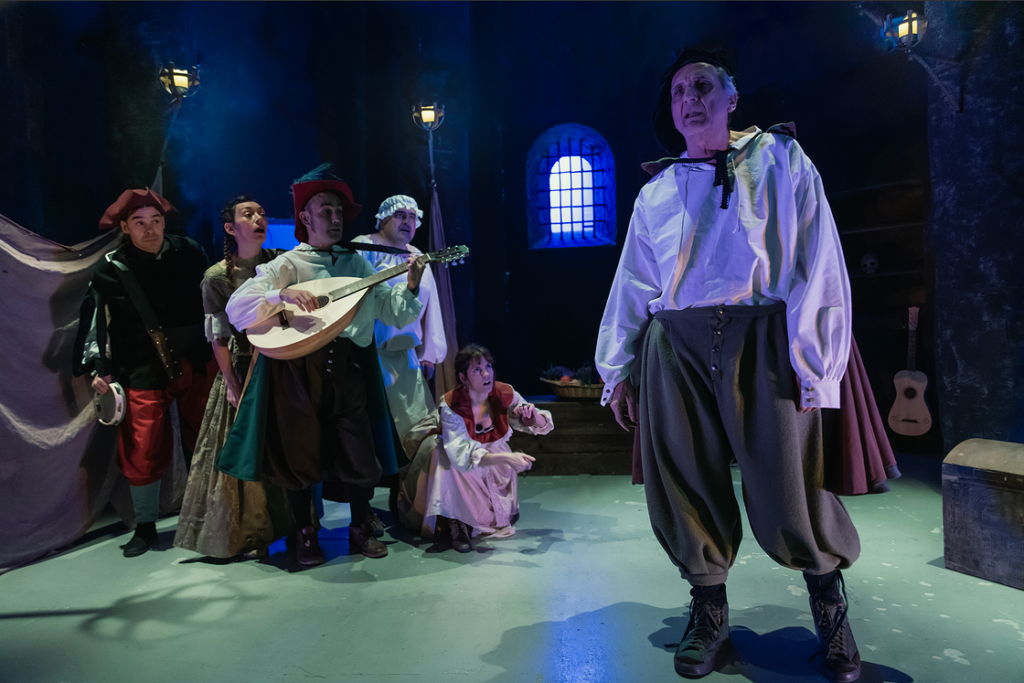 Actores representando obra teatral medieval en escena.