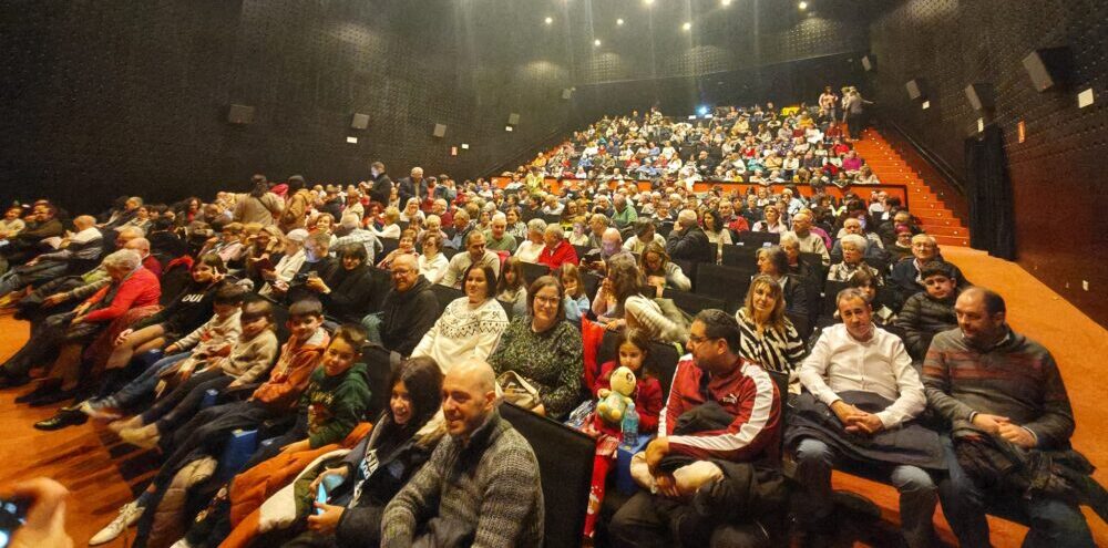 Auditorio lleno de personas, evento cultural en marcha.