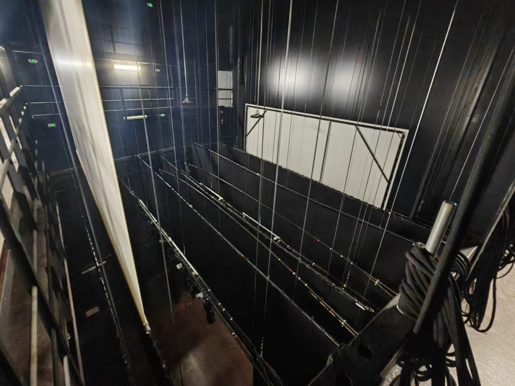 Equipamiento de tramoya de teatro vacío
