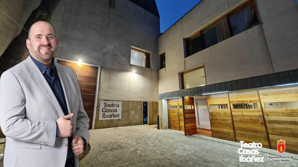 Fachada iluminada del Teatro Casas Ibáñez al anochecer.