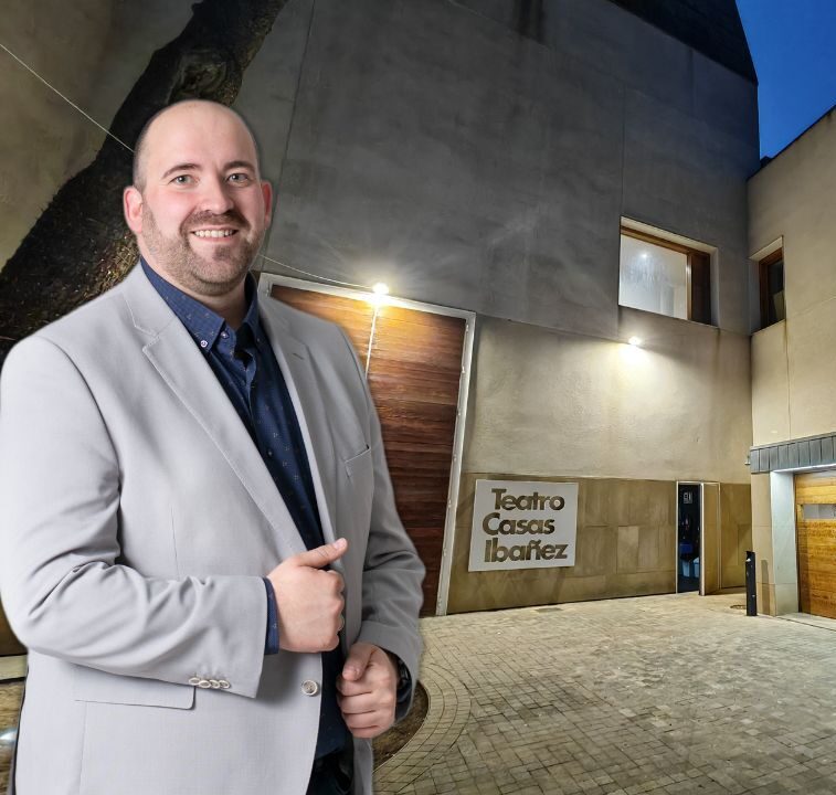 Fachada iluminada del Teatro Casas Ibáñez al anochecer.
