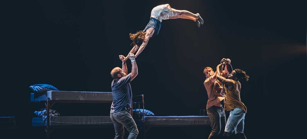 Actuación acrobática con cuatro artistas en escena.