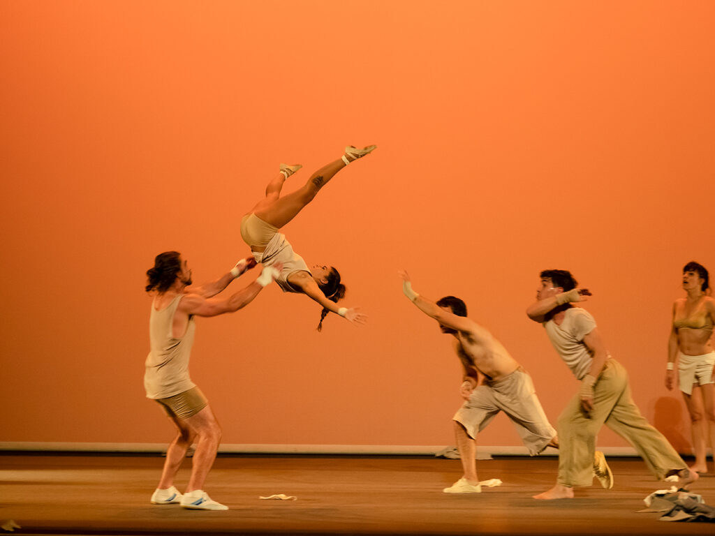 Grupo de acróbatas realizando un espectáculo en teatro.