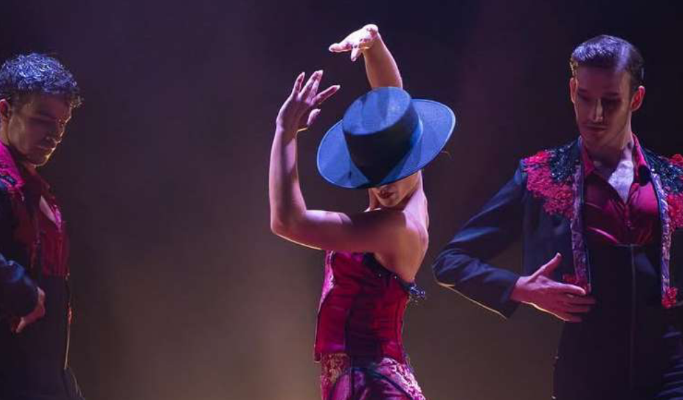 Bailarines flamencos en pleno espectáculo en el escenario.